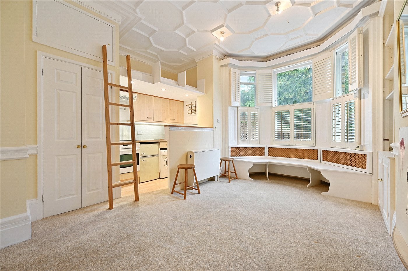 Flat Airlie Gardens in Greater London