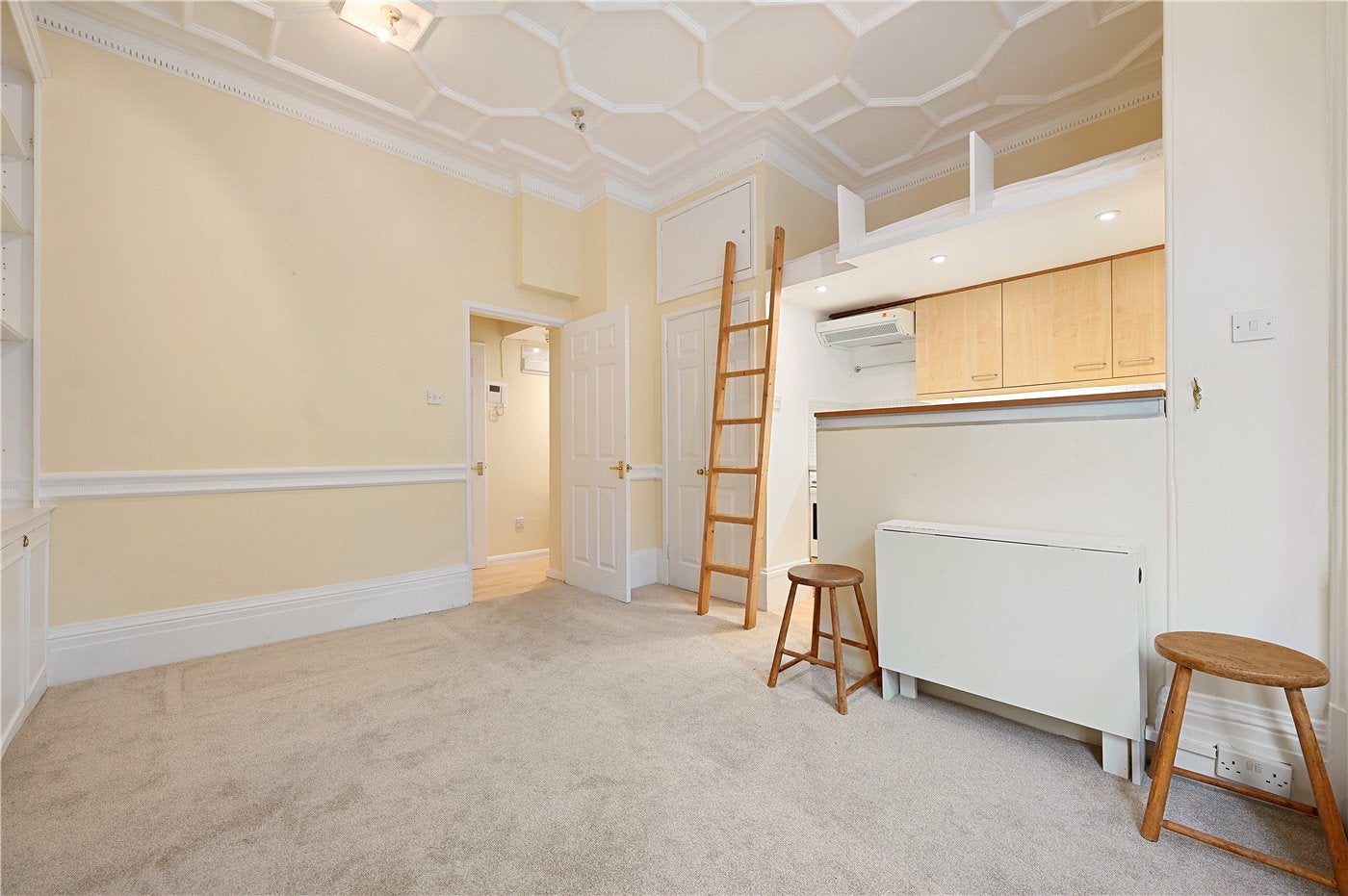 Flat Airlie Gardens in Greater London
