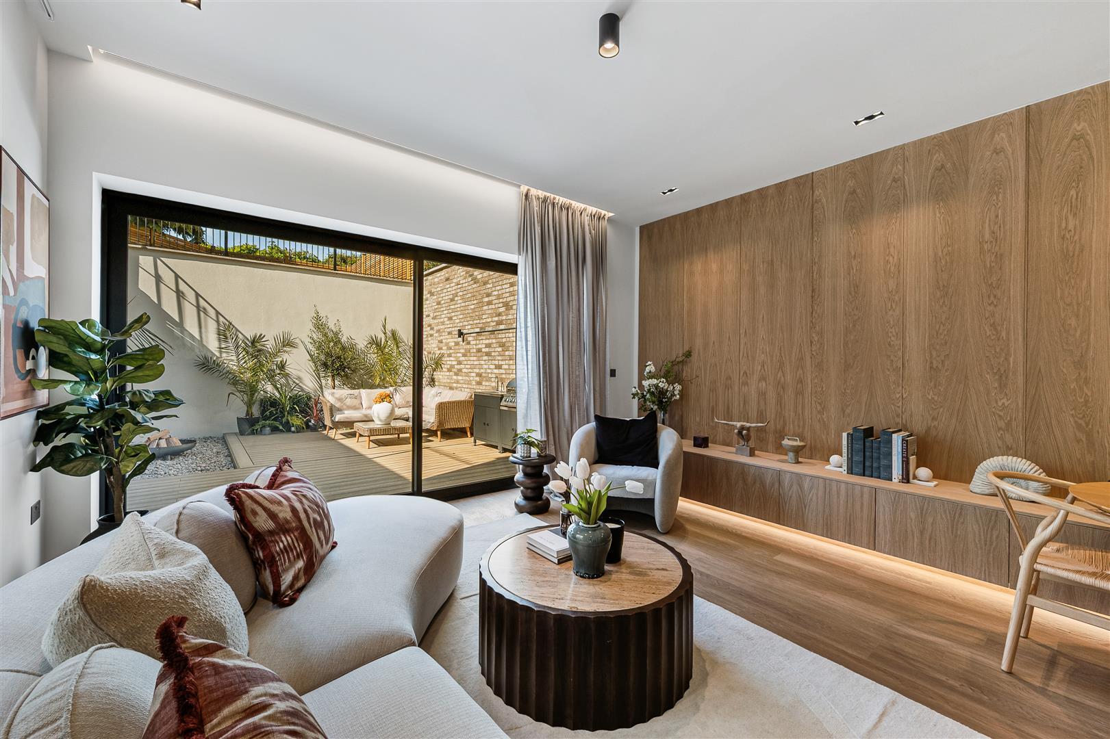 Flat Creswick Road in Greater London