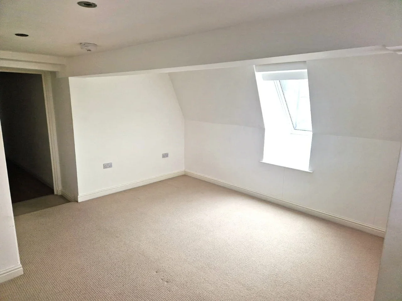 Flat Bowes Road in Greater London