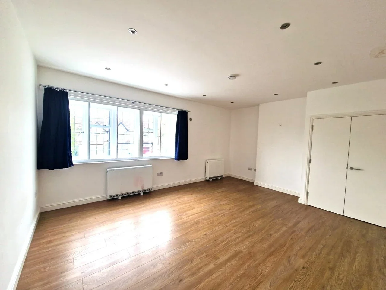 Flat Bowes Road in Greater London