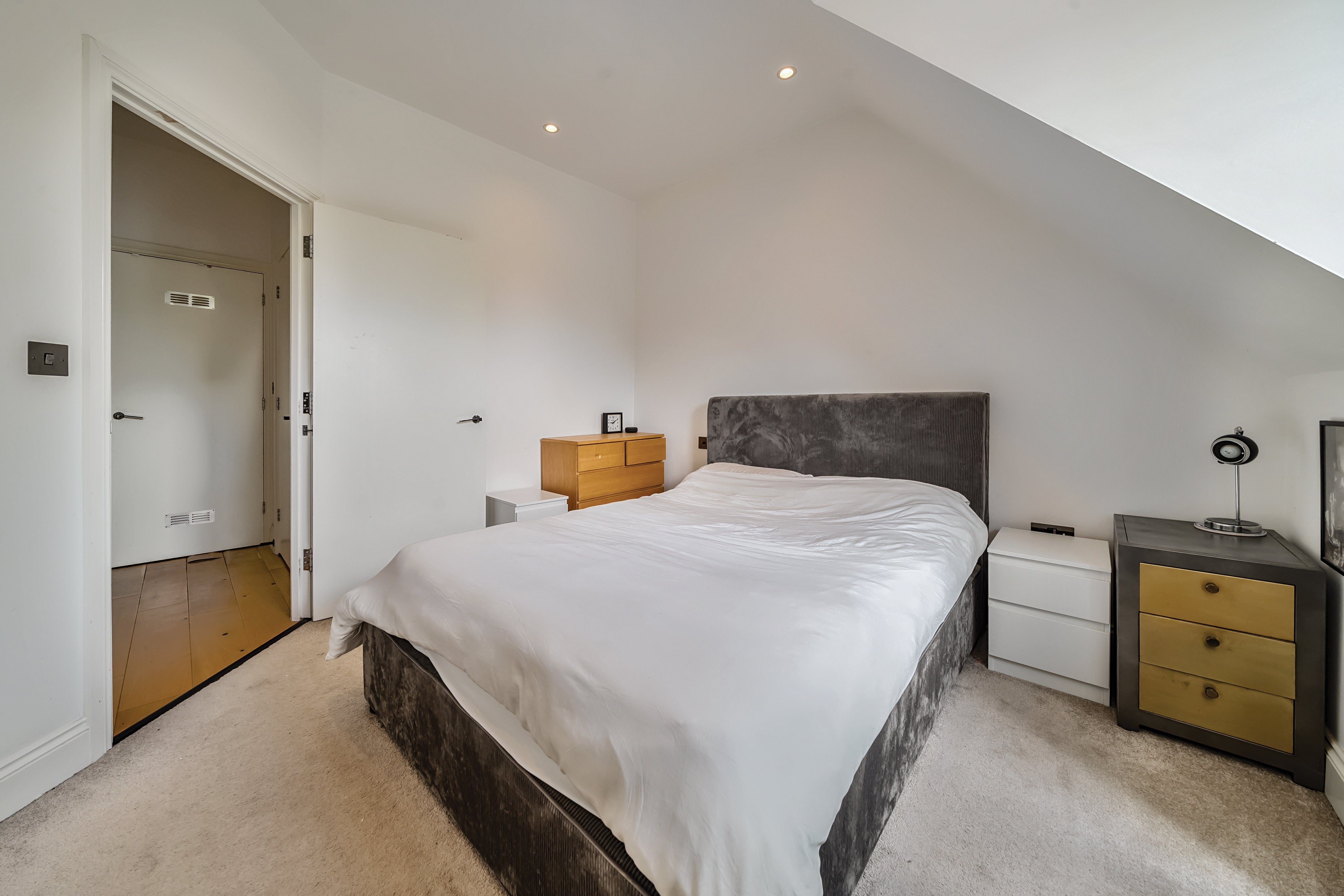 Flat Creffield Road in Greater London