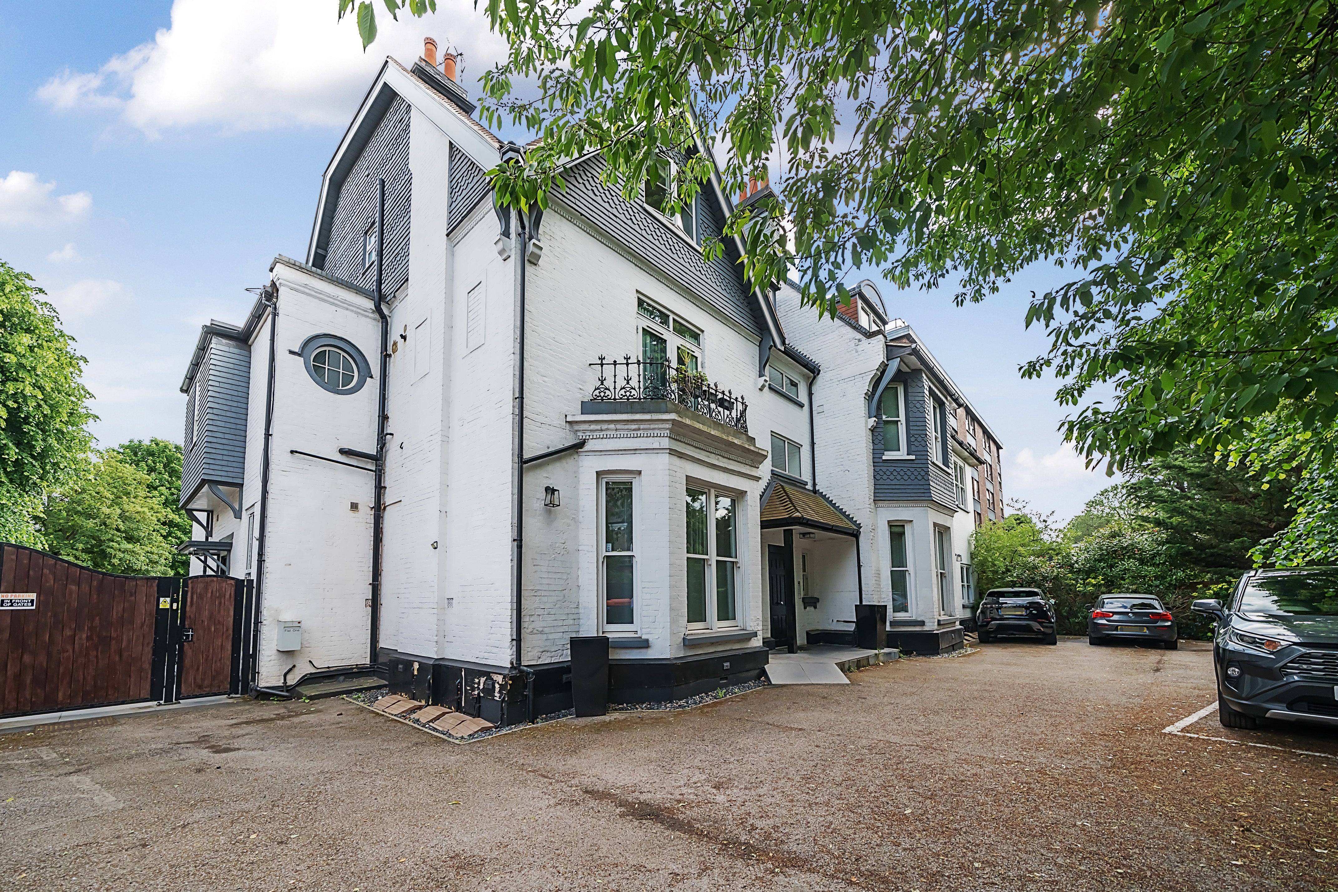 Flat Creffield Road in Greater London