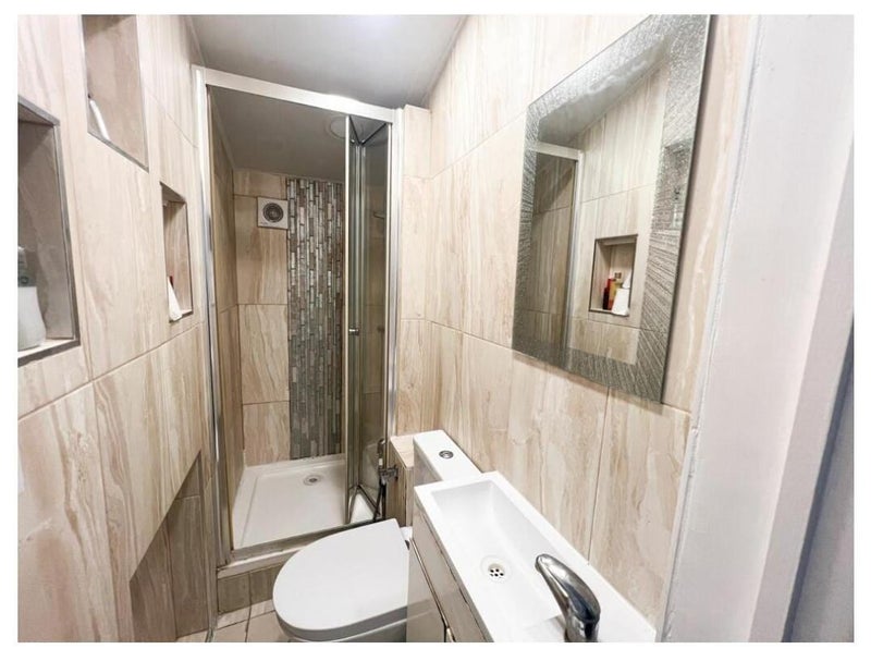 Room Sixth Avenue in Greater London