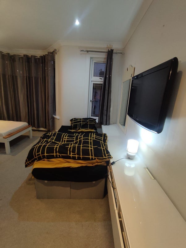 Room Sixth Avenue in Greater London