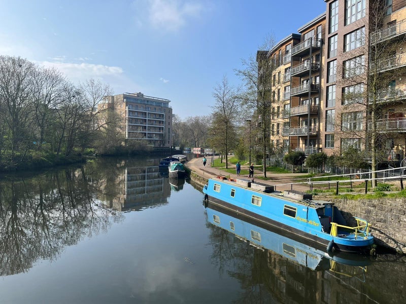 Room Morris Court in Greater London