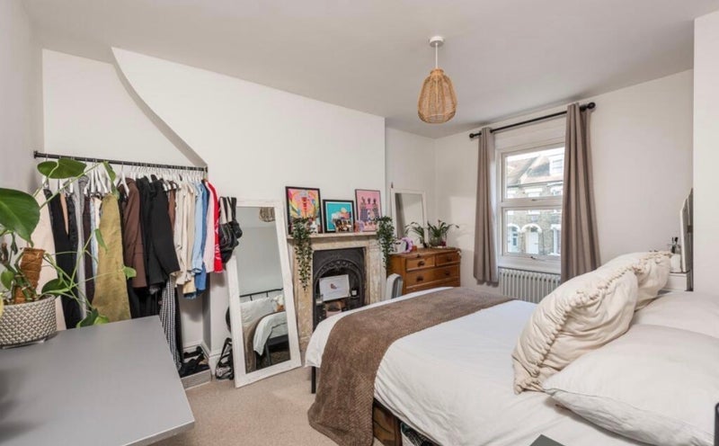 Room Angles Road in Greater London