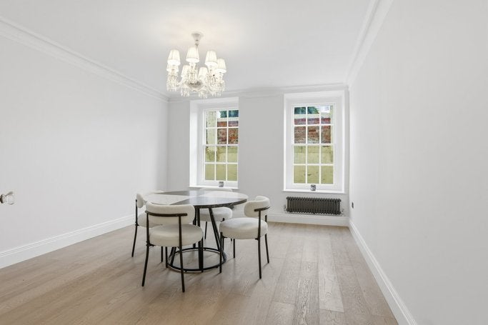 Flat Warwick Gardens in Greater London