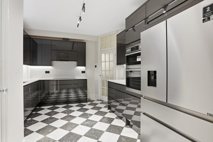 Flat Warwick Gardens in Greater London