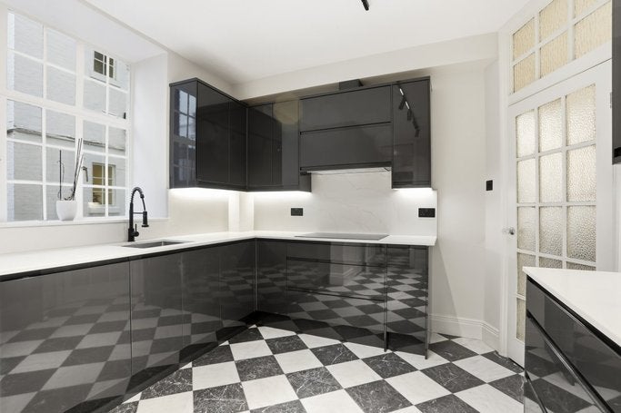 Flat Warwick Gardens in Greater London