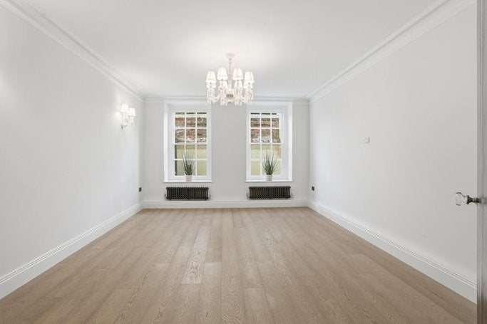 Flat Warwick Gardens in Greater London