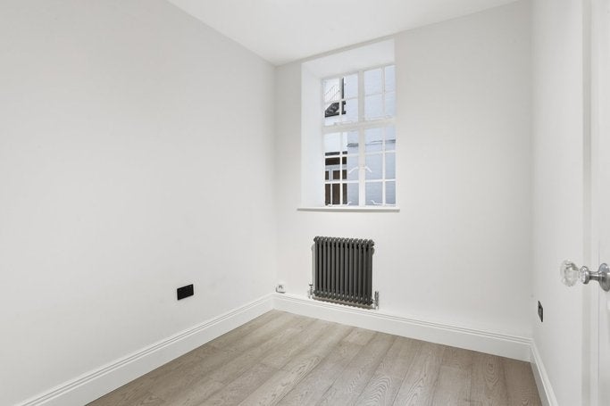 Flat Warwick Gardens in Greater London