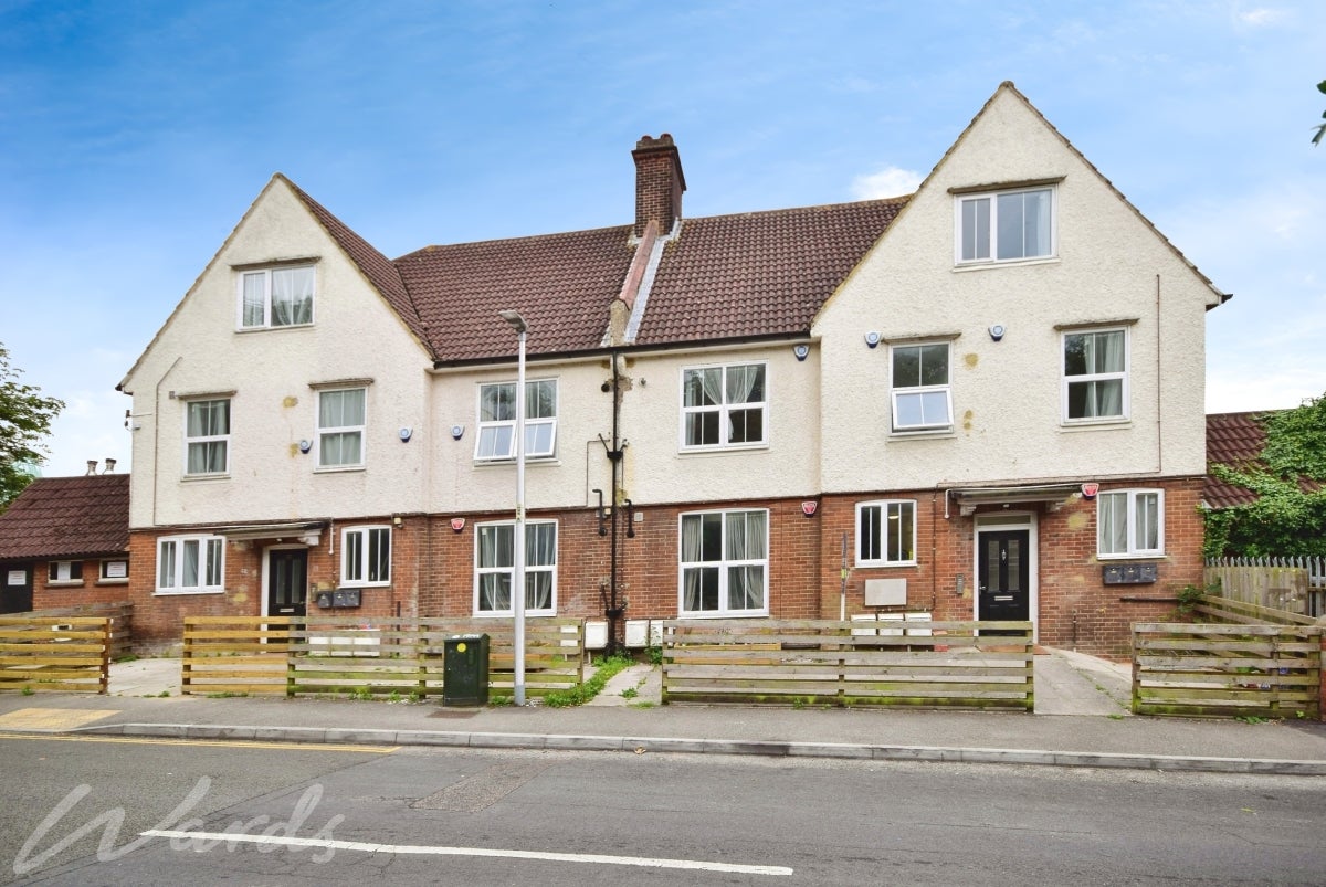 Flat Hillside Avenue in Strood