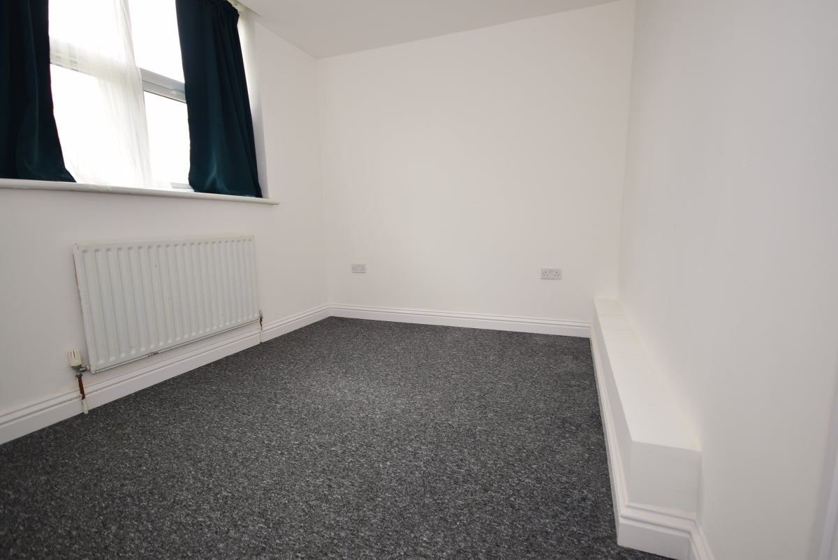 Flat Hillside Avenue in Strood