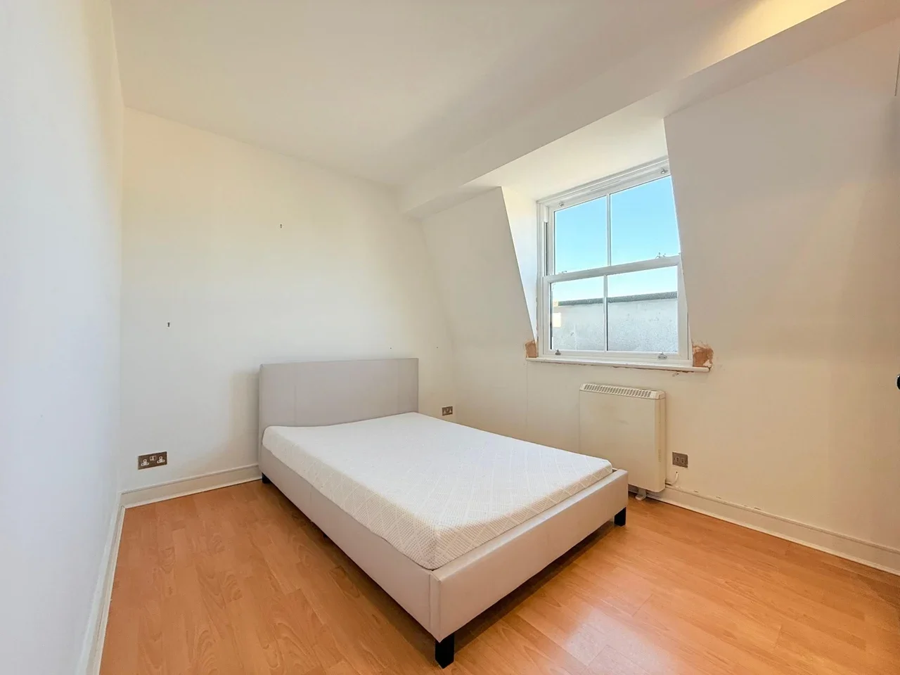 Flat Pembroke Road in Greater London
