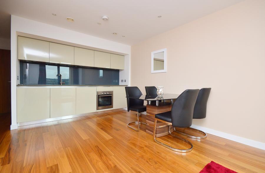 Flat Westferry Road in Greater London