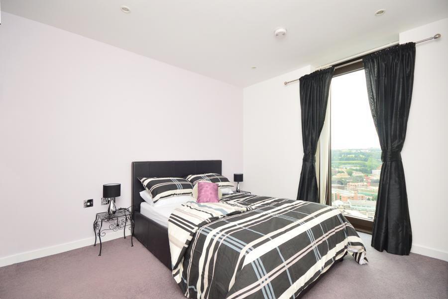 Flat Westferry Road in Greater London