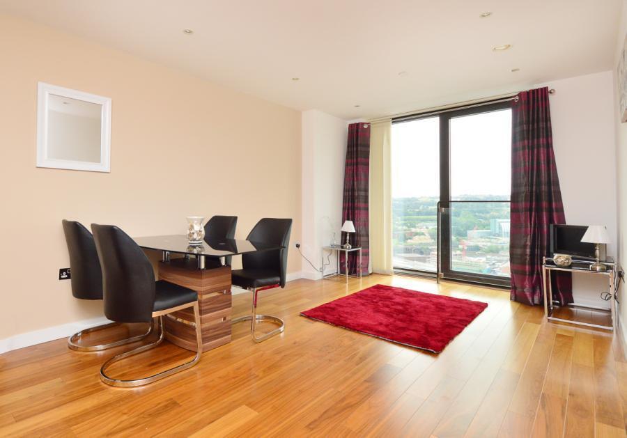 Flat Westferry Road in Greater London