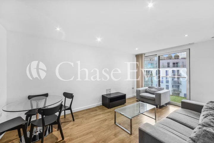Flat Wellesley Road in Greater London