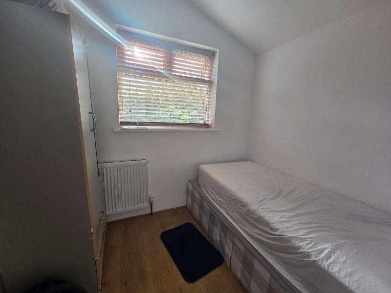 Room Edinburgh Road in Greater London