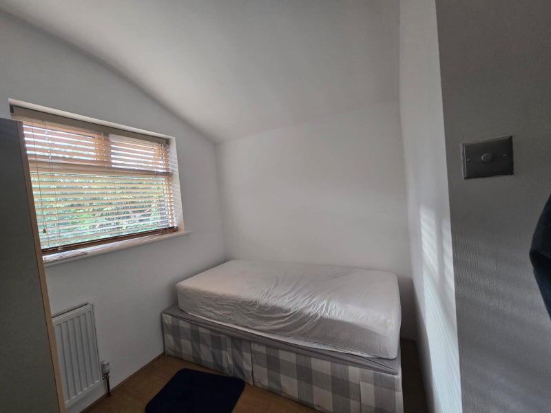 Room Edinburgh Road in Greater London