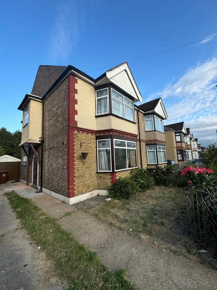 House Philip Avenue in Greater London