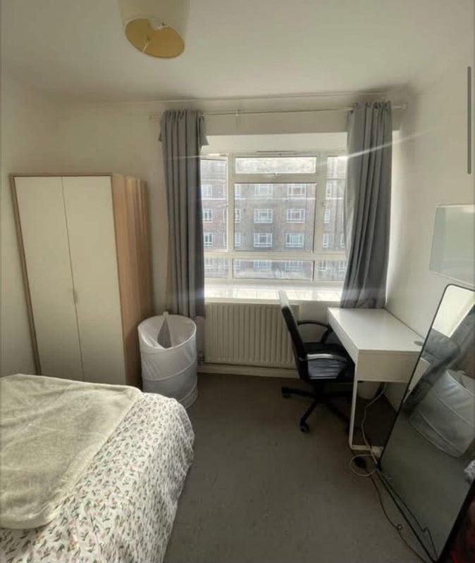 Room Australia Road in Greater London