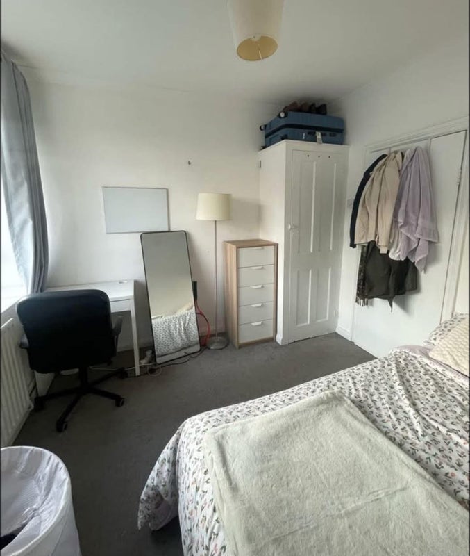 Room Australia Road in Greater London