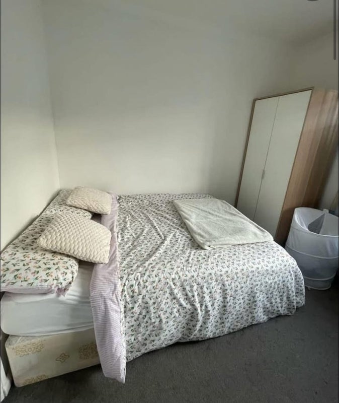 Room Australia Road in Greater London