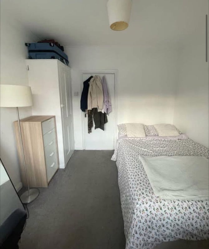 Room Australia Road in Greater London
