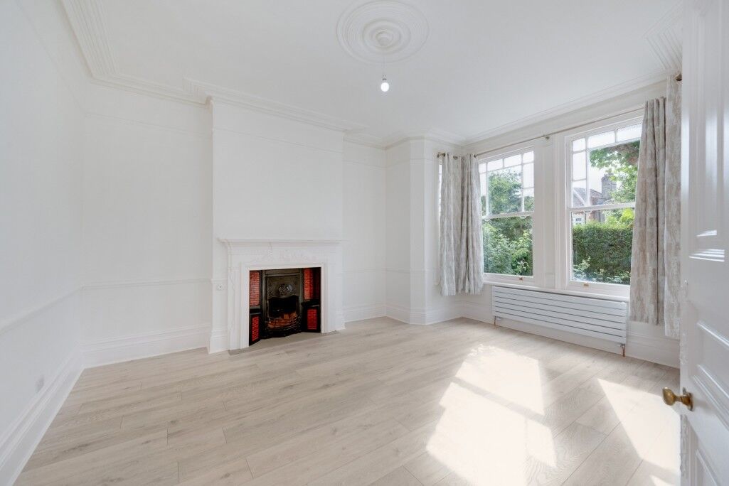 Flat Redston Road in Greater London