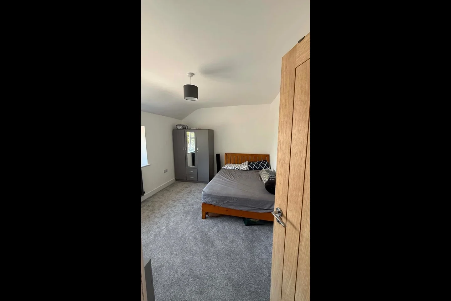 Room Cordingley Road in Greater London