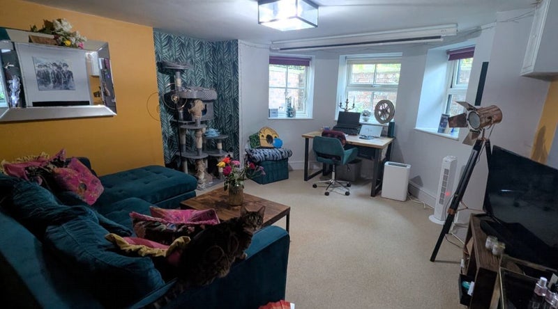 Room Barlow Moor Road in Manchester