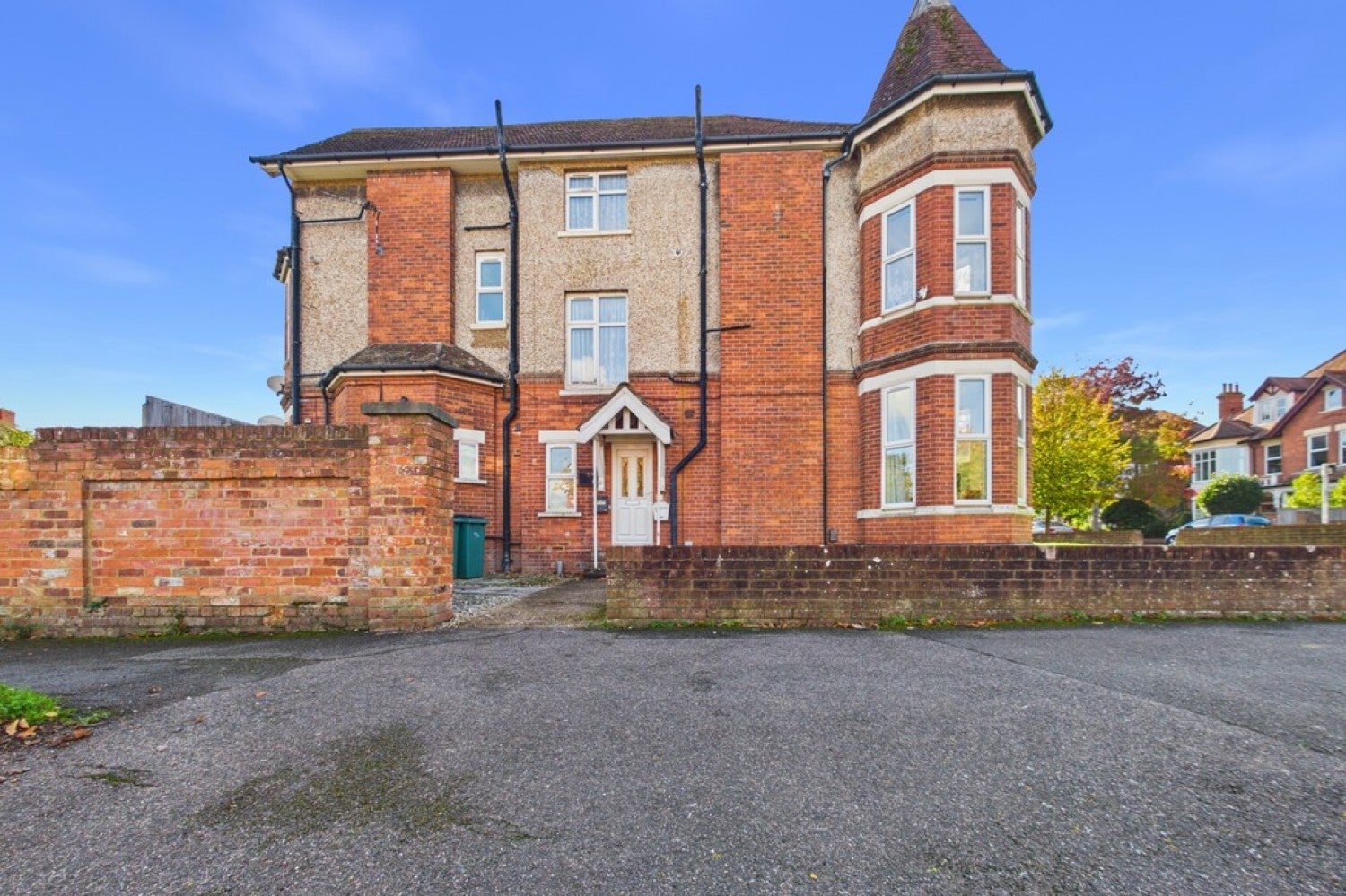 Flat Julian Road in Folkestone and Hythe District