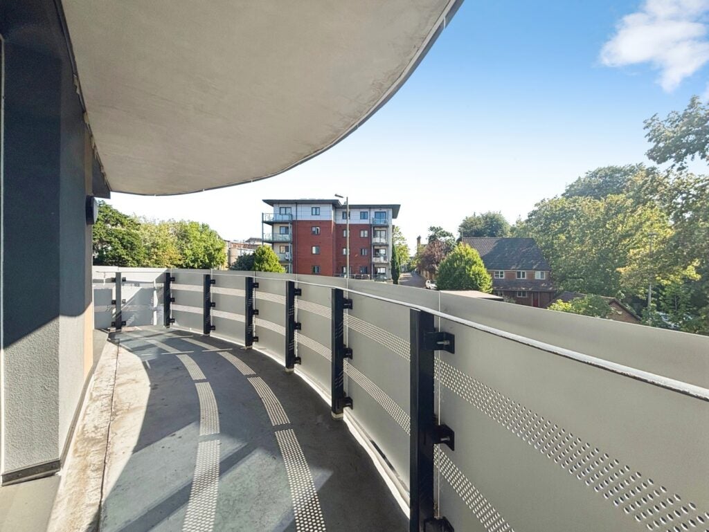 Flat Farnborough Road in Rushmoor
