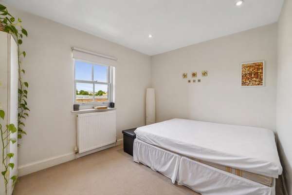 House Cephas Avenue in Greater London
