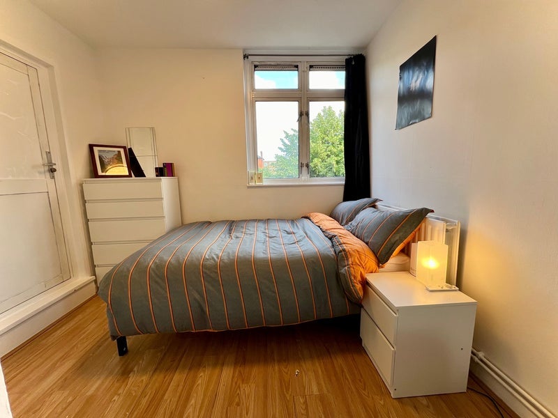Room Dellow Street in Greater London