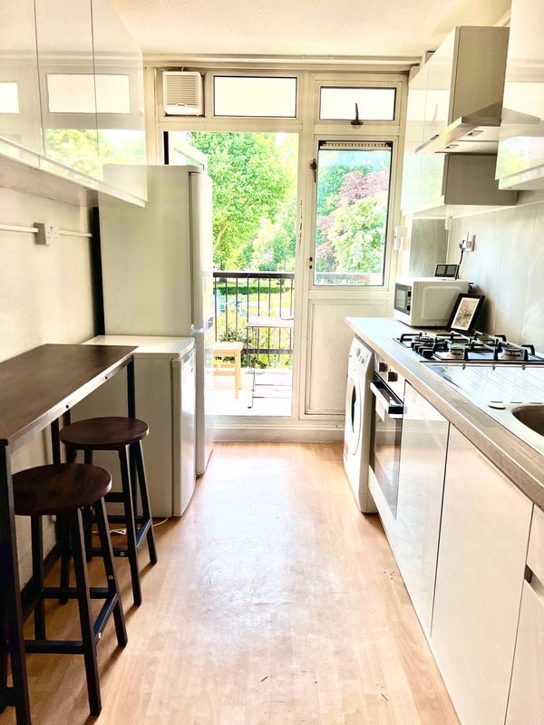 Room Dellow Street in Greater London
