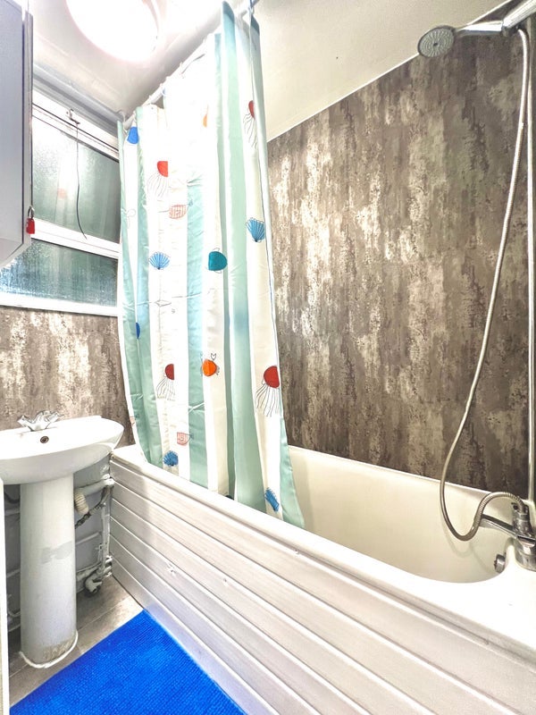 Room Dellow Street in Greater London