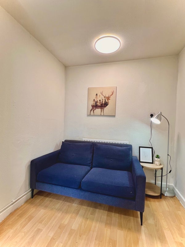 Room Dellow Street in Greater London