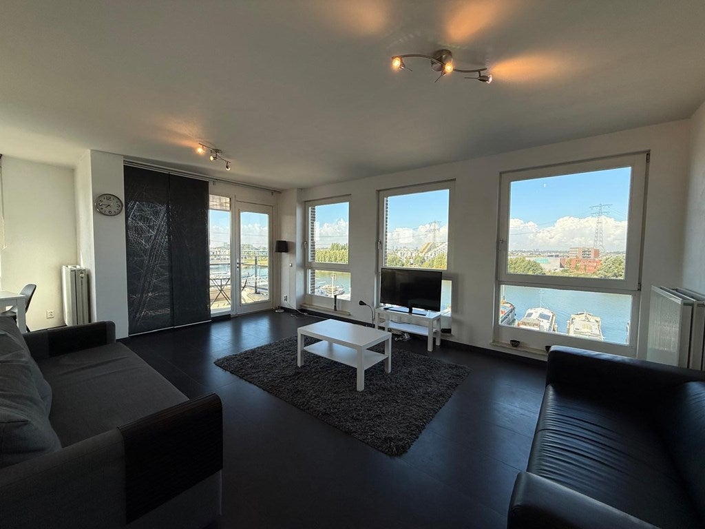 Flat Cas Oorthuyskade in Amsterdam