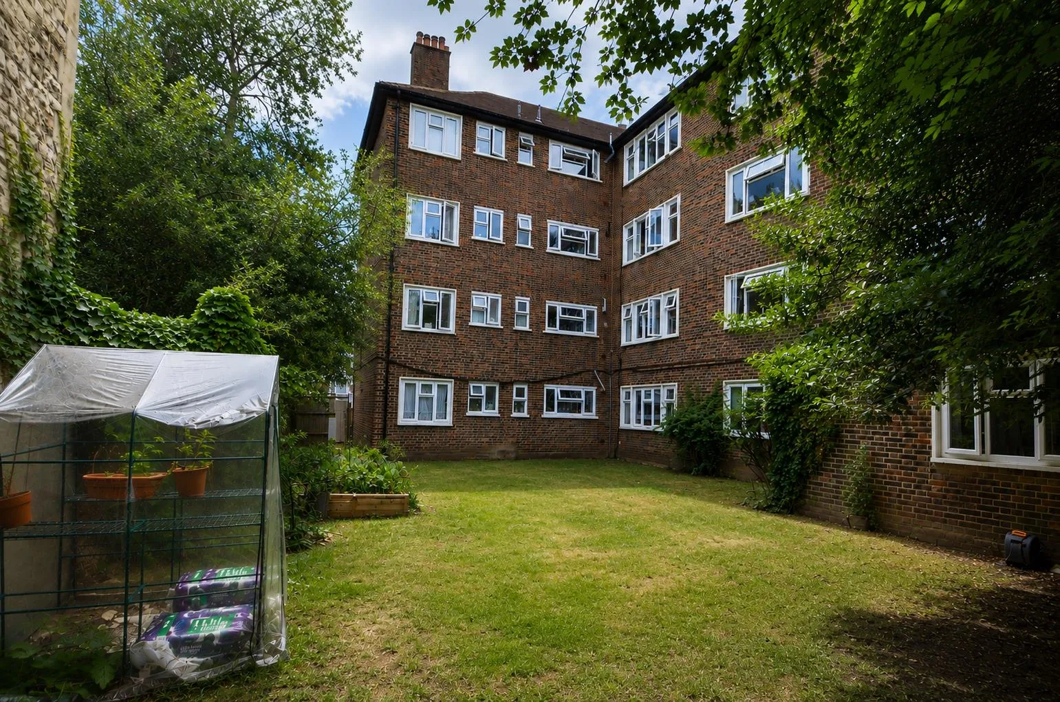 Flat Mortlake High Street in Greater London