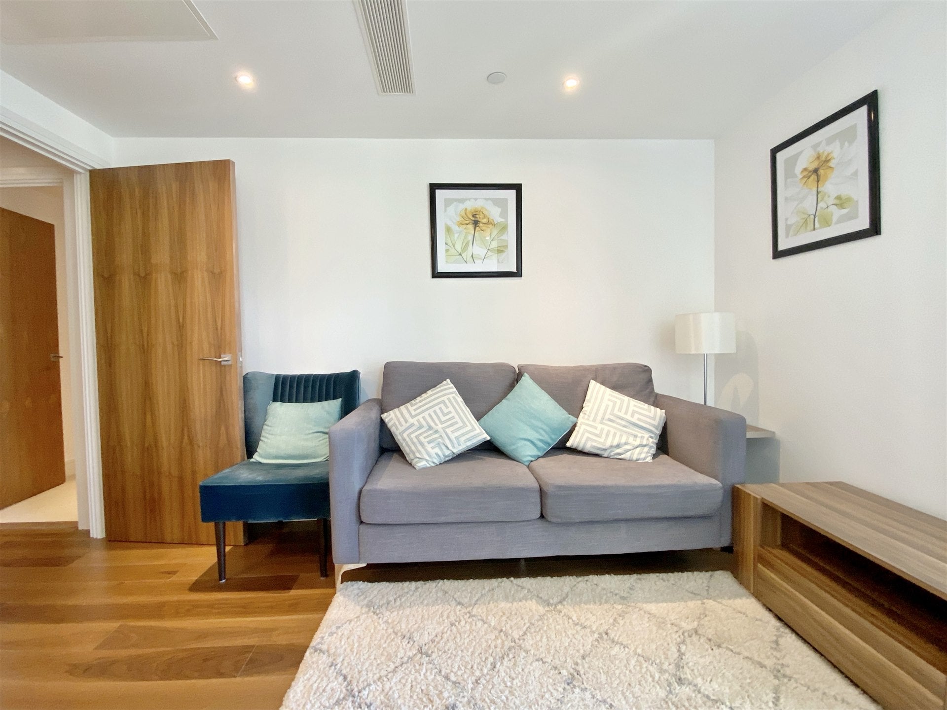 Flat Lincoln Plaza in Greater London
