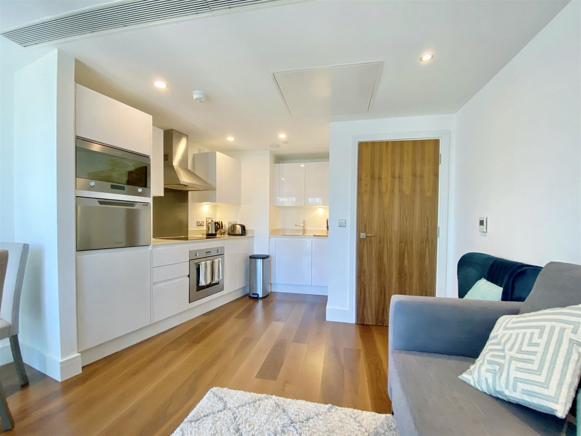 Flat Lincoln Plaza in Greater London