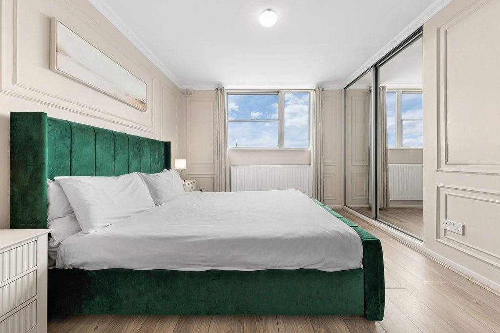 Flat Queensborough Terrace in City of Westminster