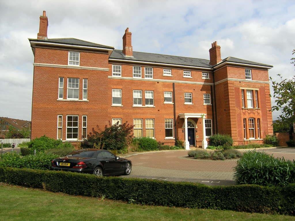 Flat Queen Alexandra's Way in Epsom and Ewell