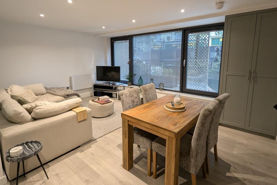 Flat Guildford Road in Woking