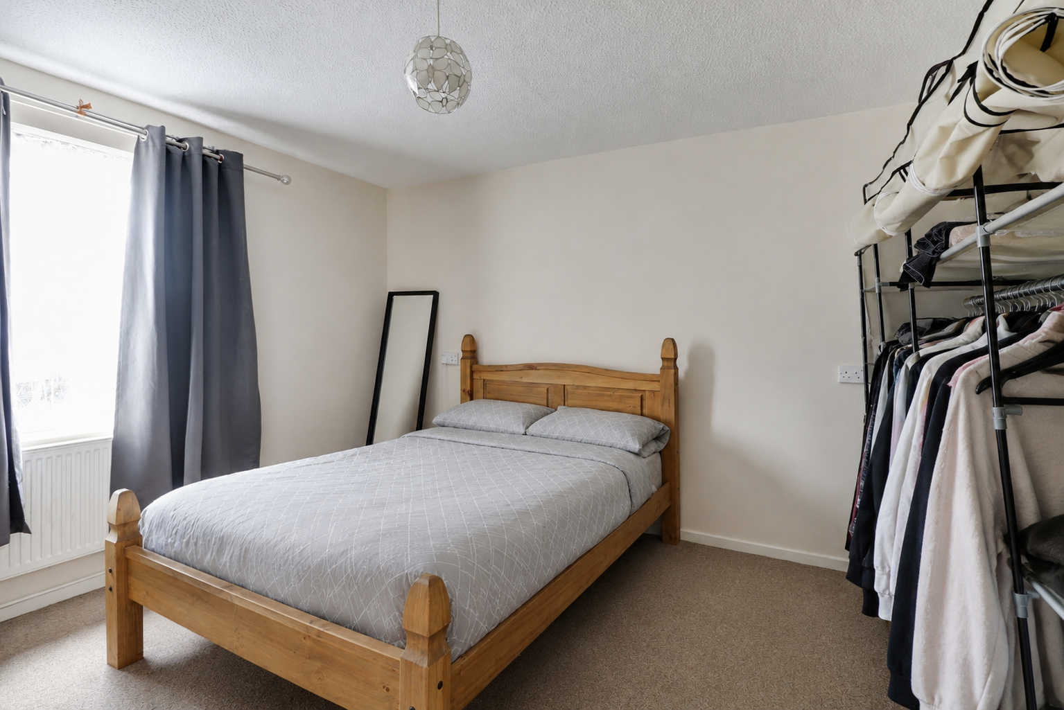 Flat Nevendon Road in Wickford