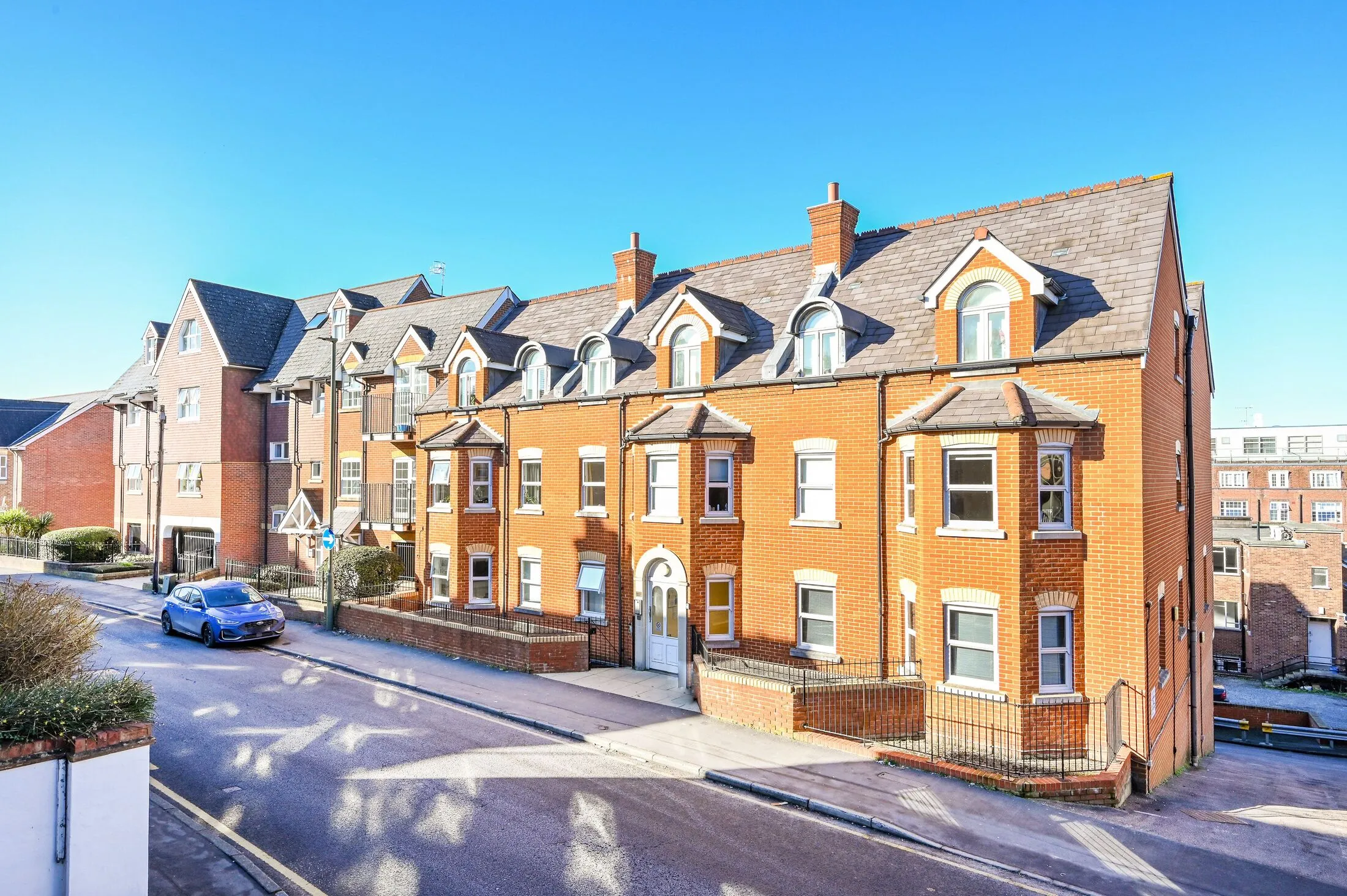 Flat Sydenham Road in Guildford