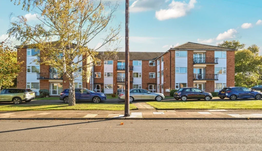 Flat Sandy Lodge Way in Greater London